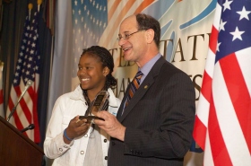 其中一位青年獲獎人是饒舌歌手奈奈，由眾議員布萊德 薛曼頒獎。