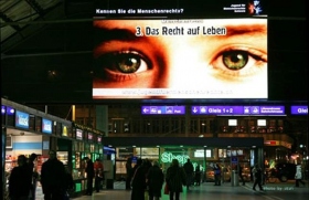 通勤族在瑞士火車站，瞭解自身的權利。